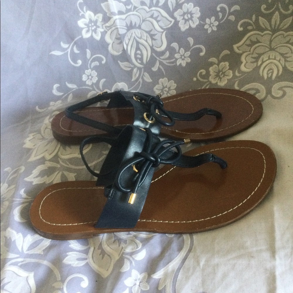Kate Spade New York women’s black thong sandals 8M